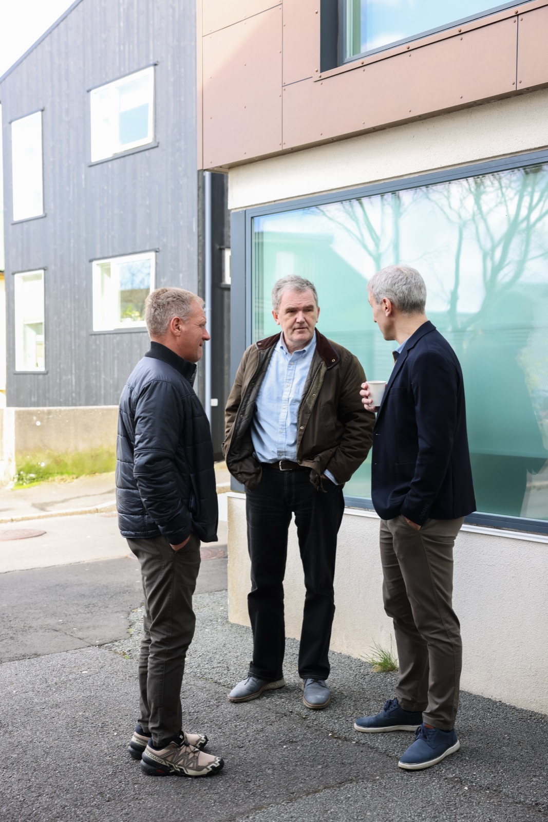 Fólk tosa saman uttanfyri Smæruna