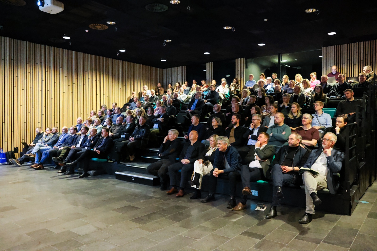 Áhoyrarar í salinum í Smæruni 6. mai 2026