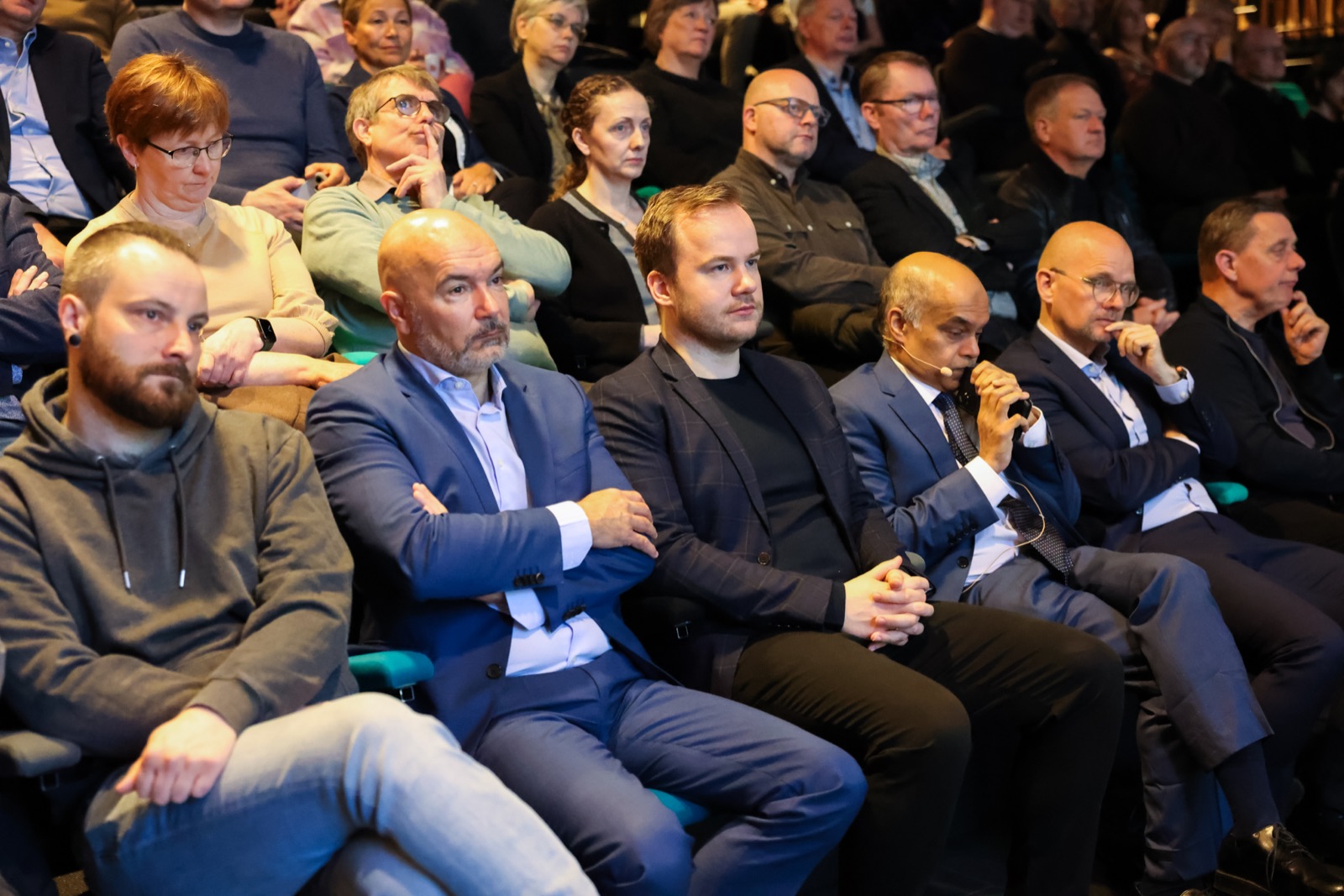 Áhoyrarar í fremstu røð, har løgmaðurin situr millum teir