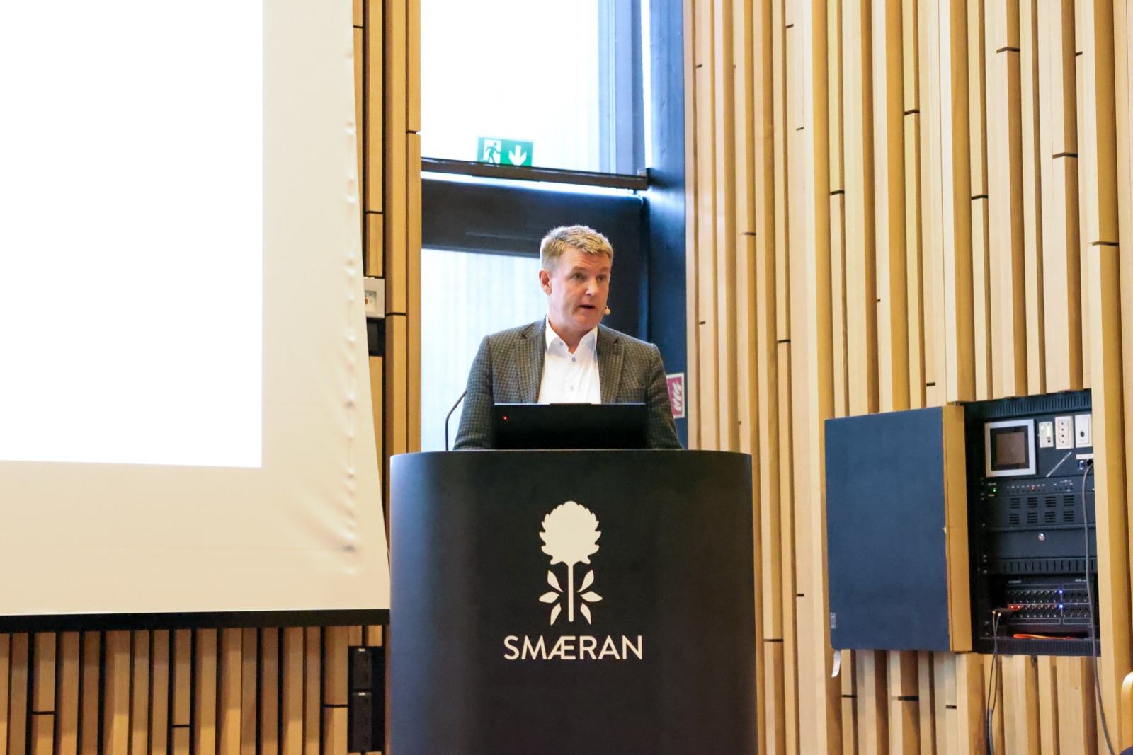 Aksel V. Johannesen, landsstýrismaður í fíggjarmálum, setur tiltakið